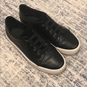 Vince like new black leather sneaker sz 6.5
